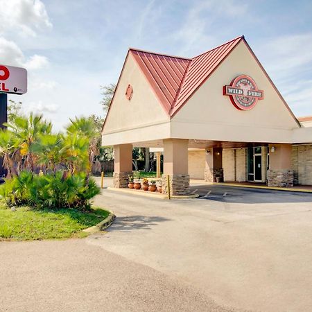 Oyo Hotel Dundee By Crystal Lake מראה חיצוני תמונה