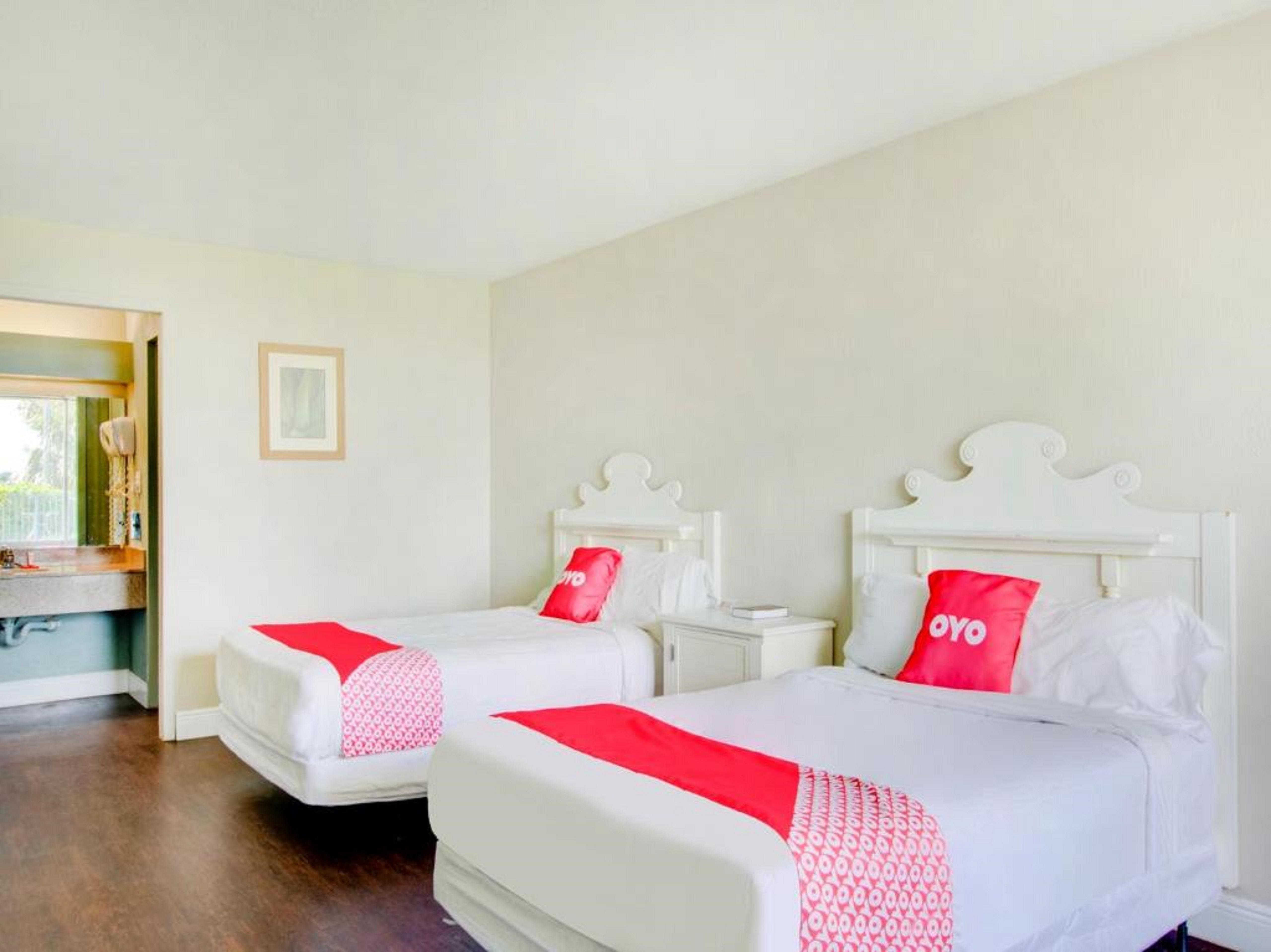 Oyo Hotel Dundee By Crystal Lake מראה חיצוני תמונה