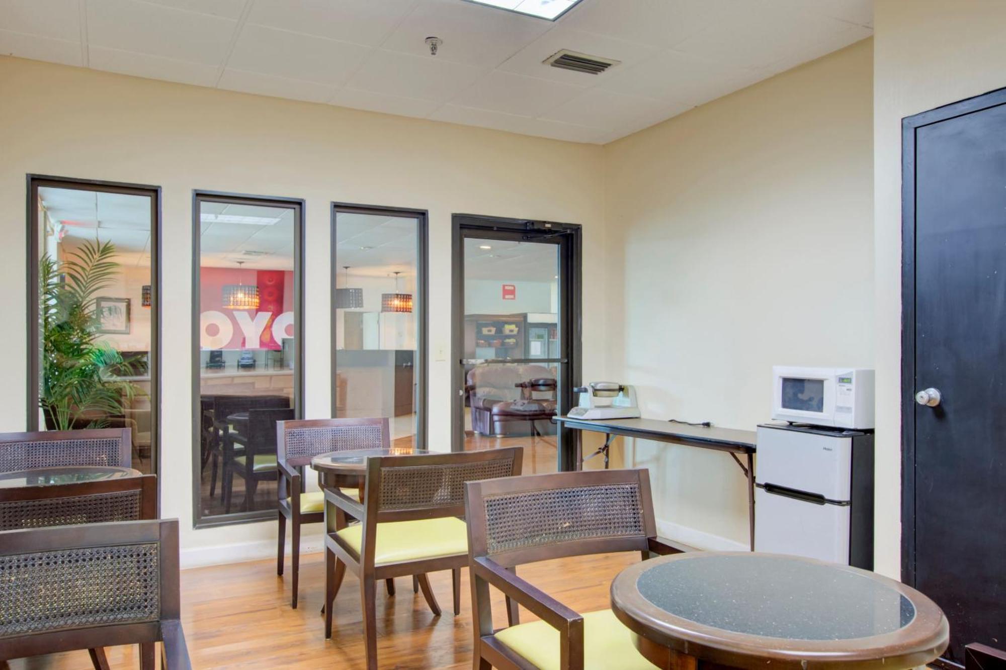 Oyo Hotel Dundee By Crystal Lake מראה חיצוני תמונה
