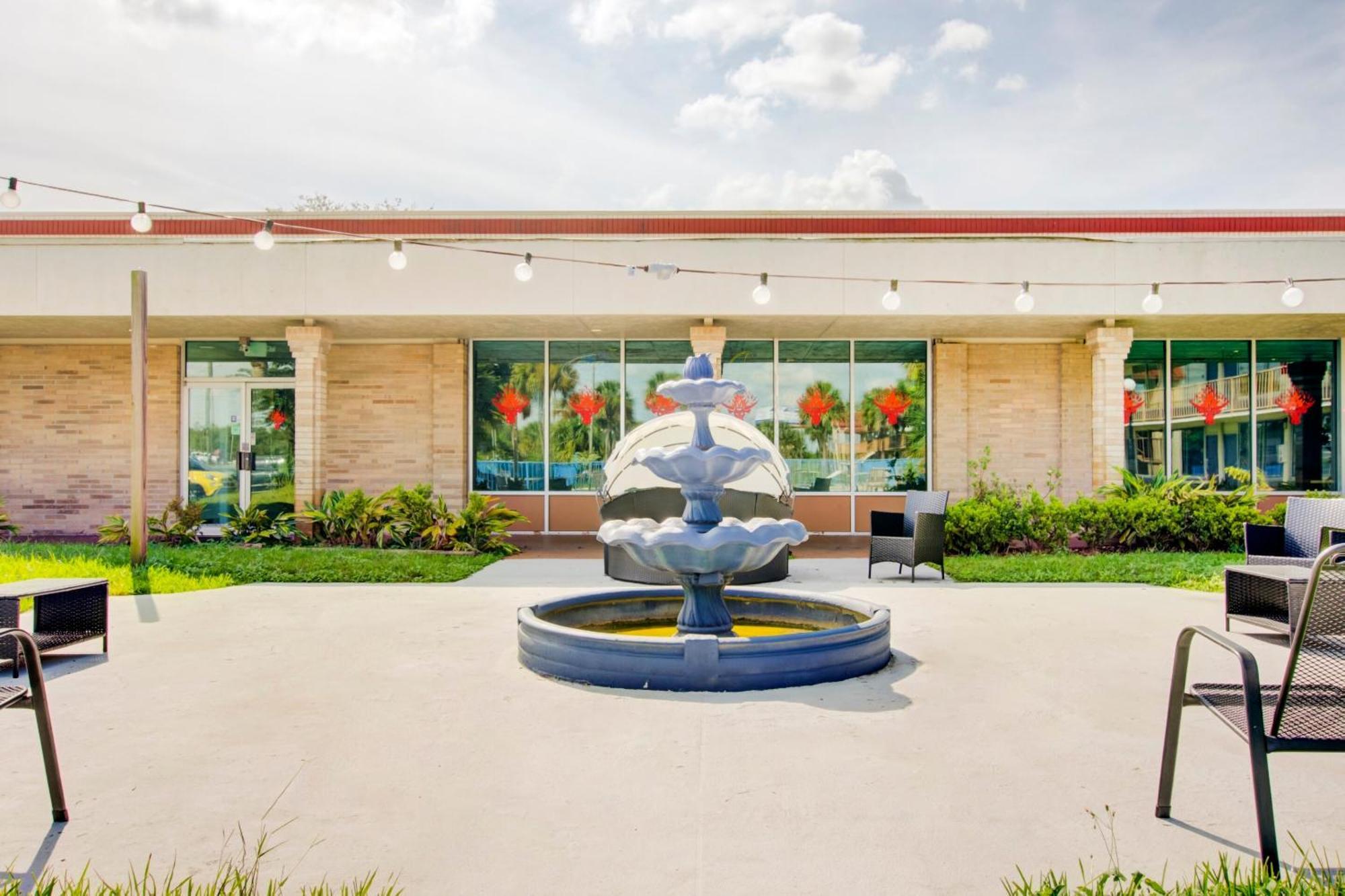 Oyo Hotel Dundee By Crystal Lake מראה חיצוני תמונה