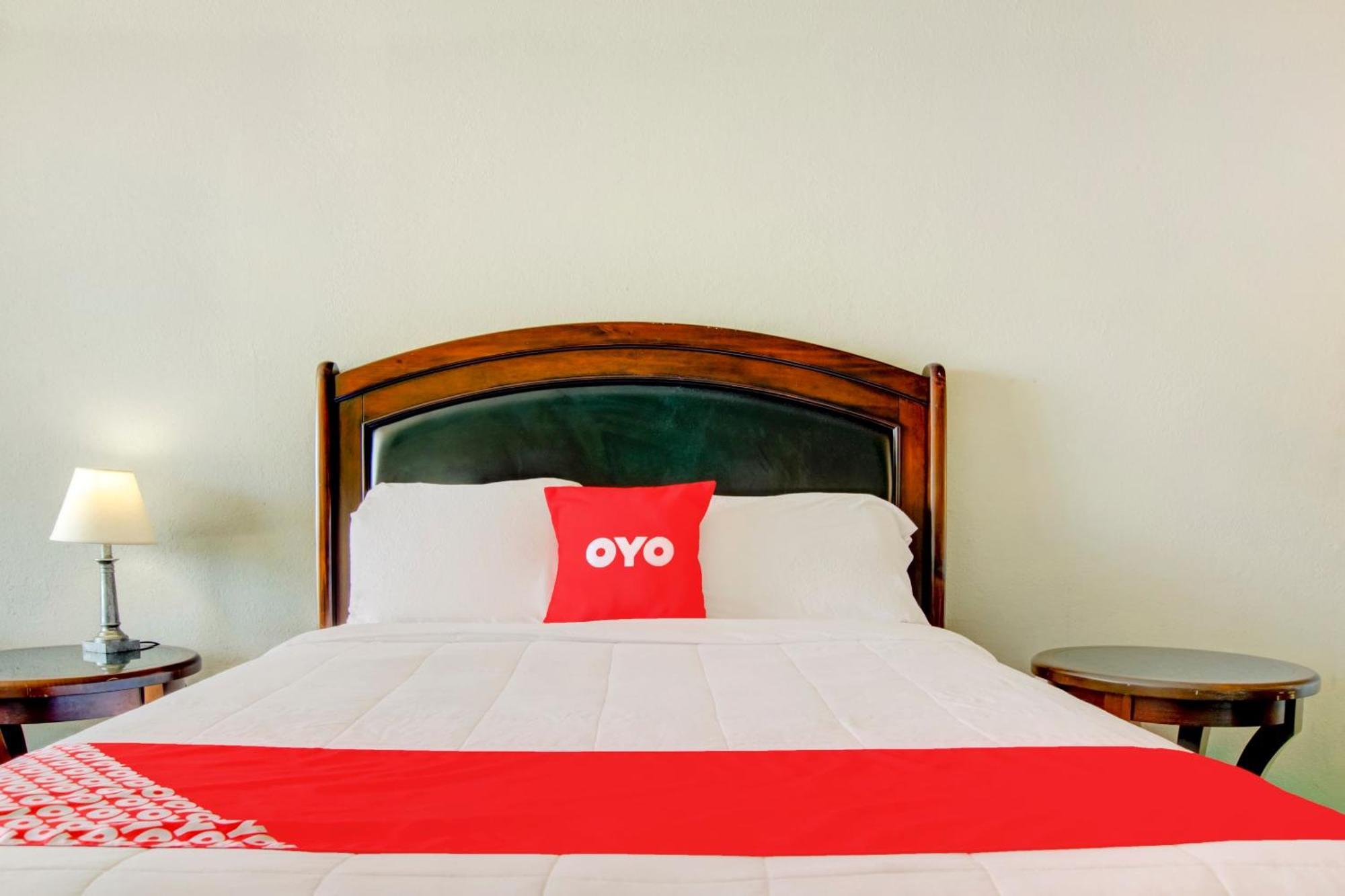 Oyo Hotel Dundee By Crystal Lake מראה חיצוני תמונה