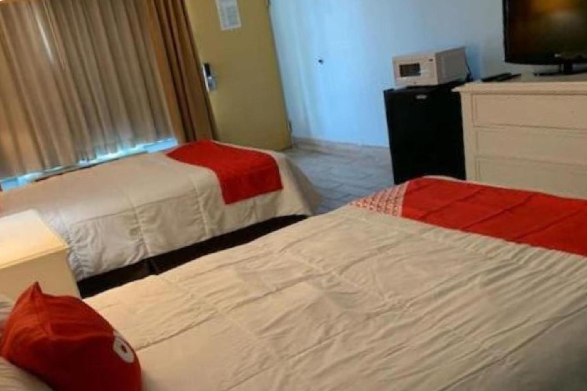 Oyo Hotel Dundee By Crystal Lake מראה חיצוני תמונה
