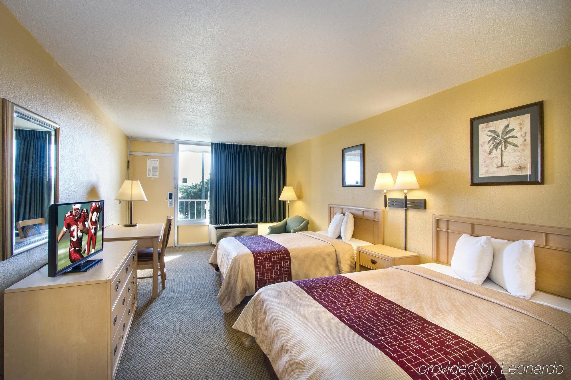 Oyo Hotel Dundee By Crystal Lake מראה חיצוני תמונה